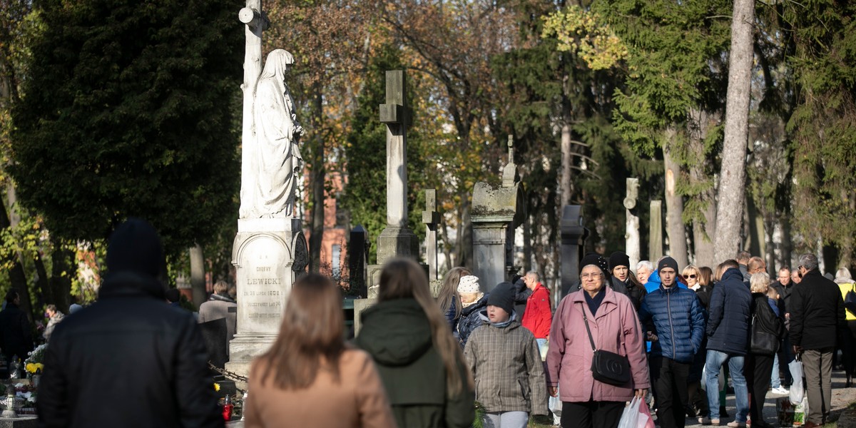 Rząd rozważa wprowadzenie dodatkowego dnia wolnego w okolicy Wszystkich Świętych. Wszystko po to, żeby ograniczyć możliwość zarażeń koronawirusem, Nie będzie to jednak bez konsekwencji dla gospodarki. Policzyliśmy ile to może kosztować w i tak już kryzysowym roku.