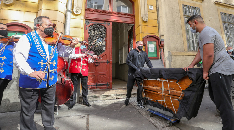 A 100 tagú Cigányzenekar erzsébetvárosi kilakoltatása / Fotó: Varga Imre