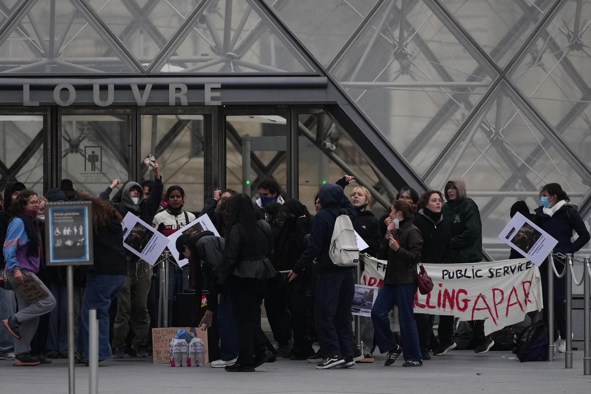 Protestujúci zablokovali vstupy do múzea Louvre.