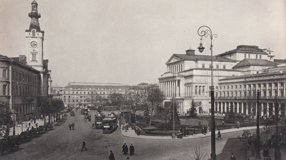 Plac Teatralny ok. 1925 roku. Andrzej Jeżewski, Warszawa na starej fotografii, Wydawnictwo Artystyczno-Graficzne, Warszawa 1960, p. 84