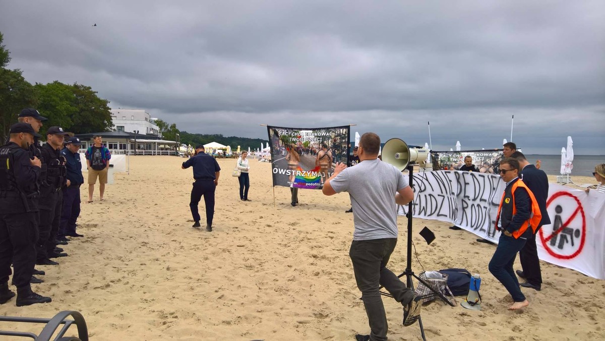 Kilkanaście osób (wśród nich przedstawiciele antyaborcyjnej fundacji) protestowało wczoraj na plaży w Sopocie, tuż obok klubu Atelier, gdzie odbywała się impreza w ramach Festiwalu Tęczowych Rodzin. Klub należy do lidera pomorskiego Komitetu Obrony Demokracji, który jest oburzony zachowaniem demonstrantów, ale też brakiem zdecydowanej reakcji policjantów. Obie strony sporu zapowiadają dalszą walkę w sądzie, a przedstawiciele prawicy chcą też pozwać prezydenta Sopotu Jacka Karnowskiego.