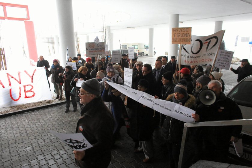 Spotkanie działaczy PiS. Gwizdy przed budynkiem