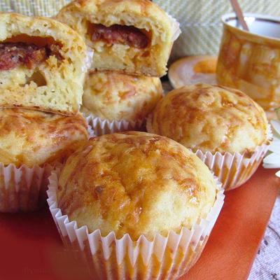 Sajtos-kolbászos muffin