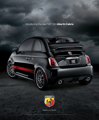 Pomalowane kobiety ułożyły samochód