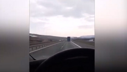 Megismétlődött: a Facebookon élőzött a román kisbusz sofőrje, horrobaleset lett belőle – Itt a felvétel