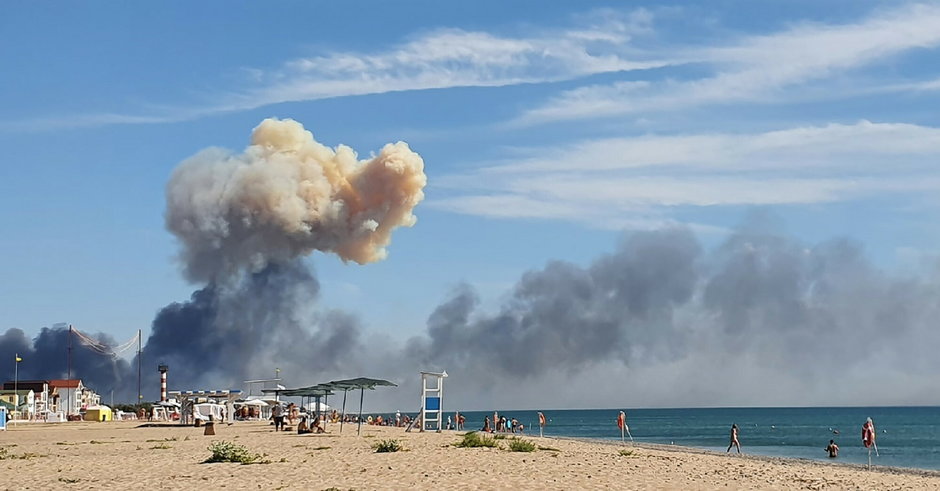 Kłęby dymu widoczne nad plażą na Krymie