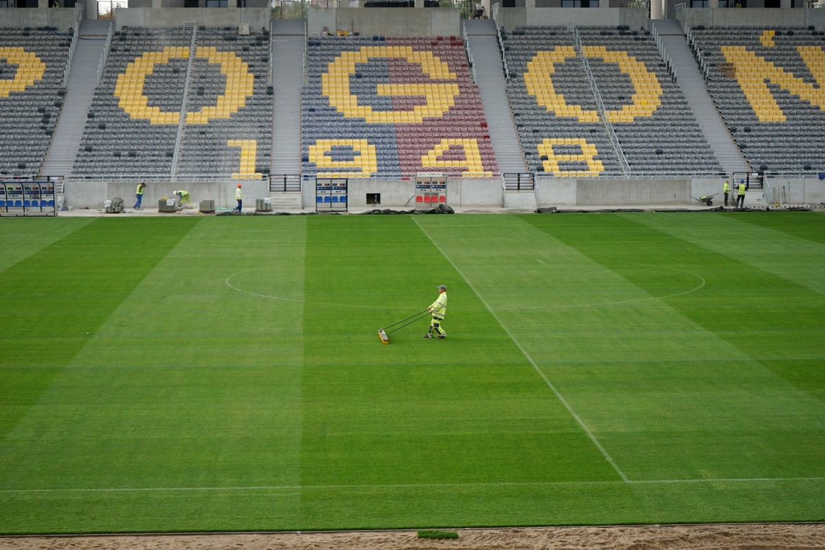 Prace remontowe na modernizowanym stadionie Pogoni w Szczecinie