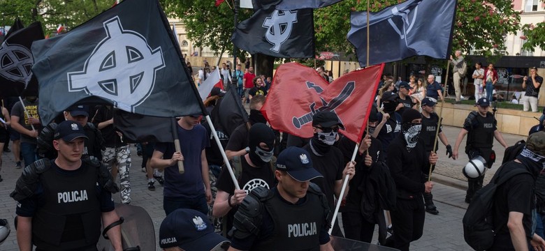 Obywatele RP: Policja nie dopełniła obowiązków. Nie reagowała na symbole SS na koszulkach neonazistów