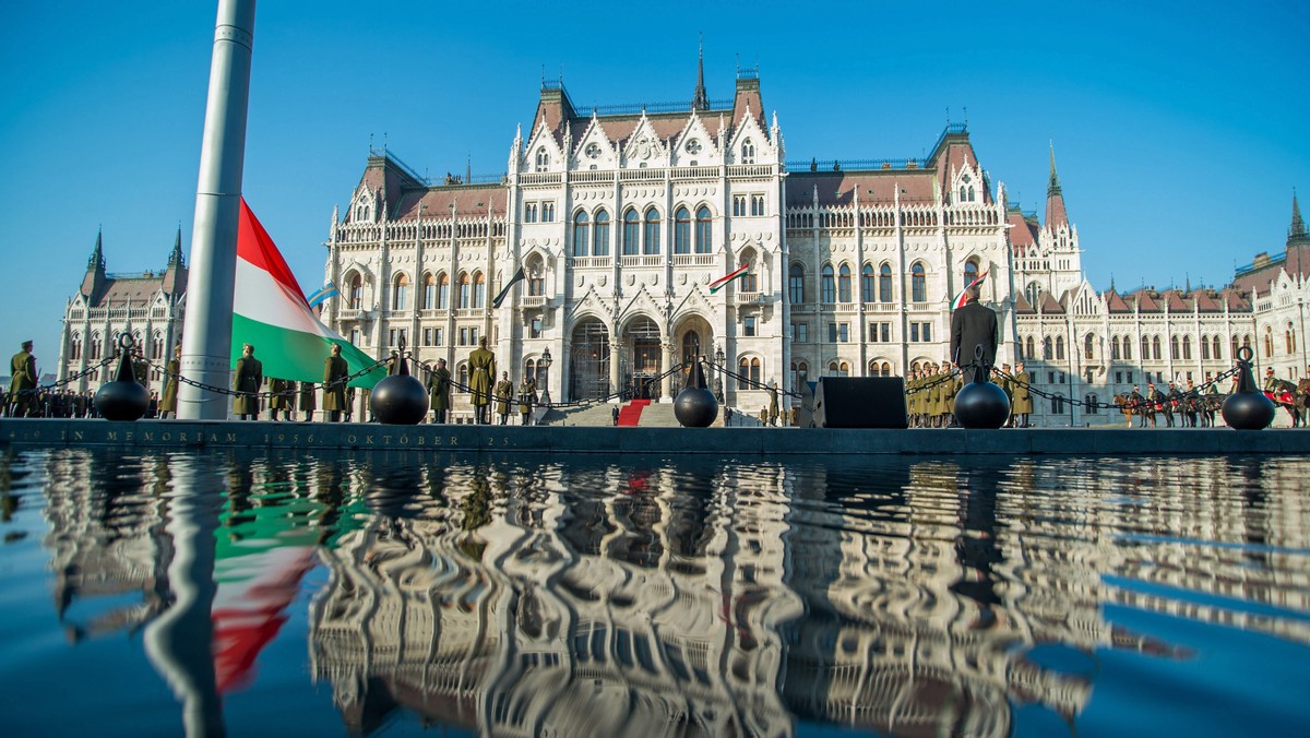 Parlament węgierski przyjął rezolucję "o poparciu Polski wobec presji Brukseli". Zaapelował w niej do rządu Węgier, by nie popierał propozycji, które ograniczyłyby wykonywanie podstawowych praw Polski wynikających z jej członkostwa w UE.