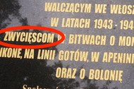 Hołd „zwycięscom. Kuriozalne błędy na pamiątkowej tablicy