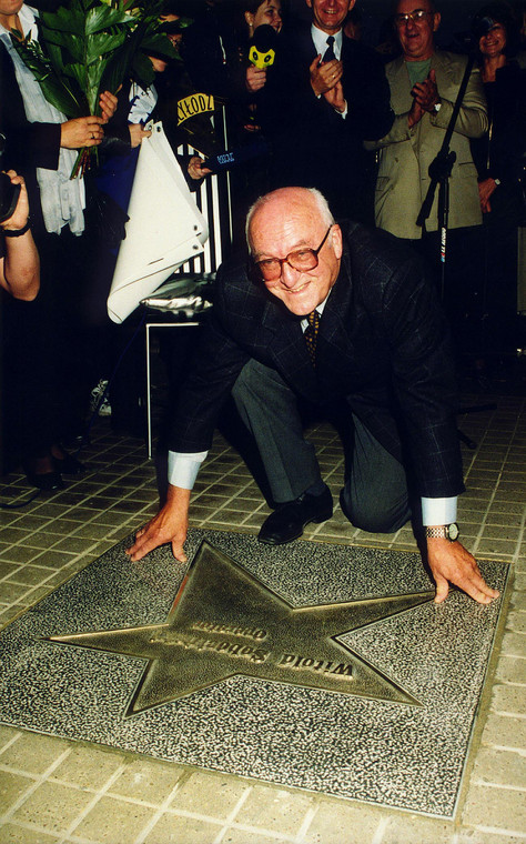 Witold Sobociński podczas odsłaniania swojej gwiazdy w Alei Sławy na ulicy Piotrkowskie w Łodzi w 2000 r.