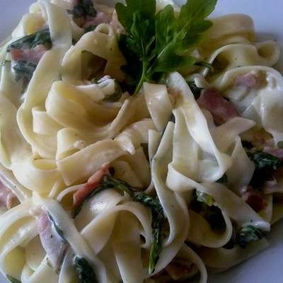 Rukkolás-krémes tagliatelle