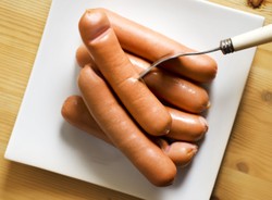 Sanepid ostrzega przed parówkami. "Mogą wywołać alergię"