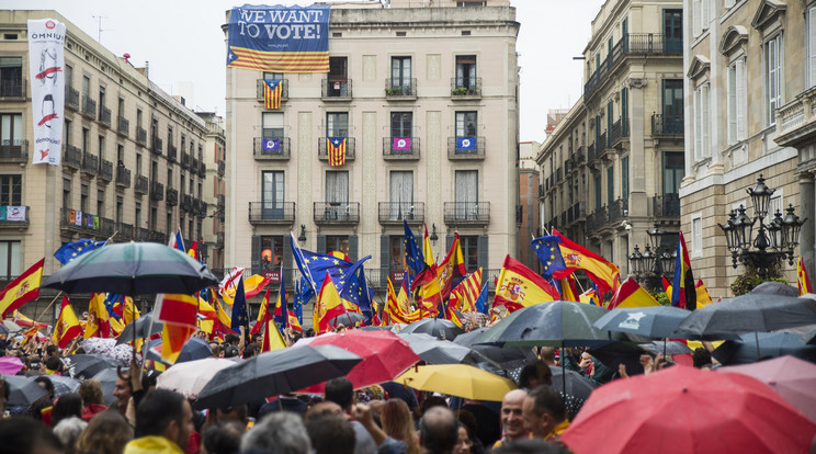 A Katalán kérdést érintő népszavazásért tüntettek Barcelonában 2017 szeptember 30-án, egy nappal a végül betiltott szavazás előtt /Fotó: Northfoto