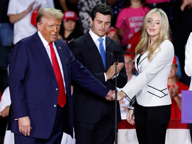 Donald Tramp sa Majklom Boulsom i Tifani Tramp 