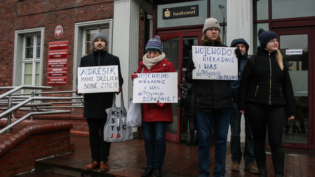 Jeżeli zarządzenie pomorskiego wojewody wejdzie w życie, w Gdańsku siedem ulic będzie miało nowych patronów. Jedną ze zmian będzie zastąpienie "Dąbrowszczaków" nazwą "Prezydenta Lecha Kaczyńskiego". Lewicowi działacze oczekują, że gdańscy urzędnicy zaskarżą wspomniane zarządzenie do Wojewódzkiego Sądu Administracyjnego. W rozmowie z nami przedstawiciele prezydenta Adamowicza przyznają, że taka opcja jest brana pod uwagę.