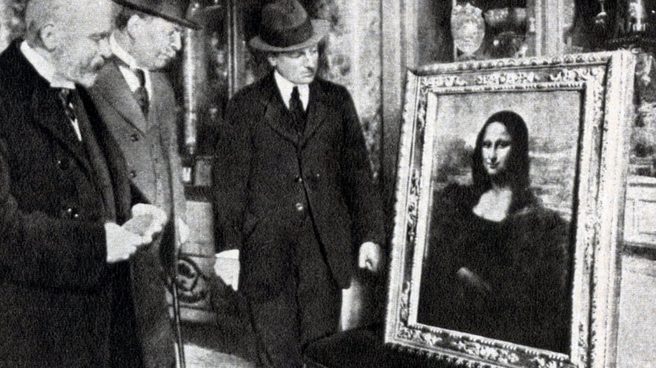 "Mona Lisa" wkrótce po jej odzyskaniu z rąk złodziei we Florencji w 1913 r.