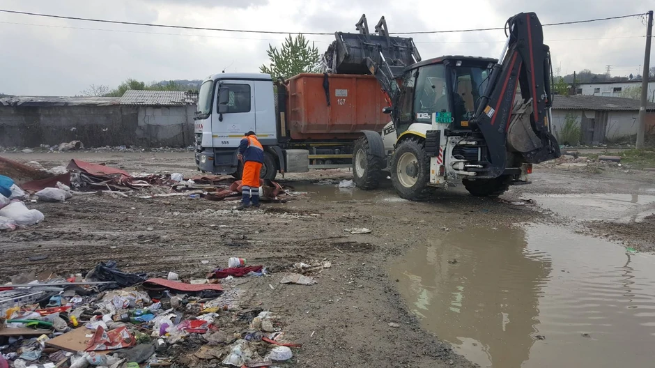 Dok radnici "Čistoće" čiste,  na drugom kraju deponije istovaraju se nove količine đubreta