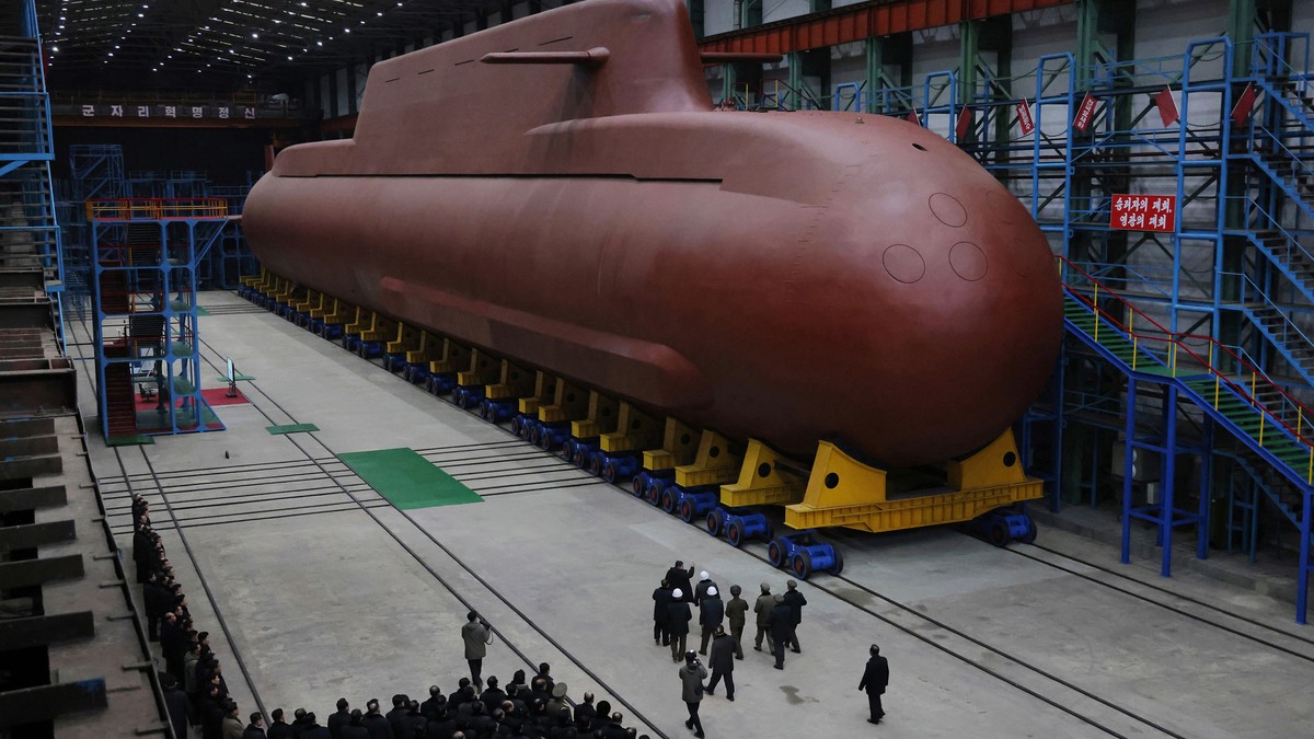 Kim Džong Un nadgleda lansiranje rakete i izgradnju podmornice