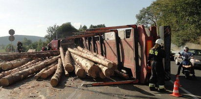 Wywrotka ciężarówki z drewnem