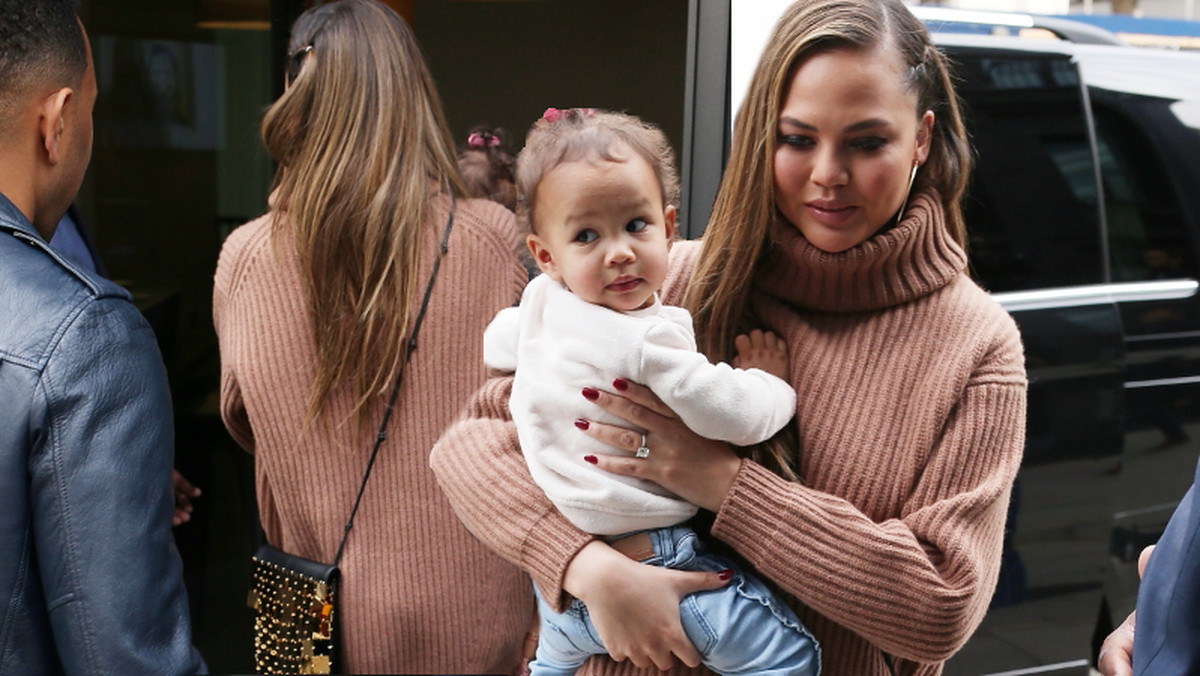 Chrissy Teigen w oryginalnej stylizacji w Londynie