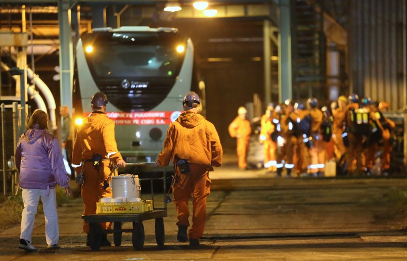 Tragedia w kopalni CSM doprowadziła do śmierci 13 górników, w tym 12 Polaków. Ciało jednej z ofiar zostało wydobyte na powierzchnię jeszcze w czwartek; zwłoki dziewięciu górników w poniedziałek nadal znajdują się pod ziemią.