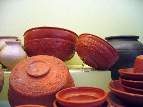 Terra sigillata - rzymska ceramika użytkowa, wytwarzana na terenie Italii od I w. p.n.e (fot. User:Bullenwächter, opublikowano na licencji Creative Commons Attribution-Share Alike 3.0 Unported)