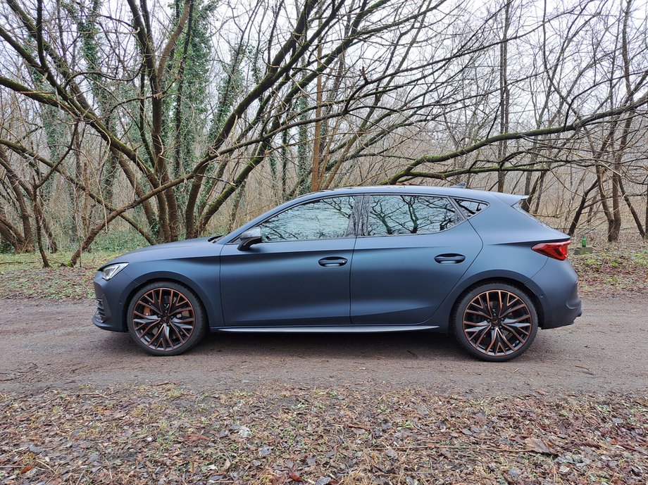 Cupra Leon VZ has the silhouette of a compact hatchback, but with many details that emphasize its sporty image.