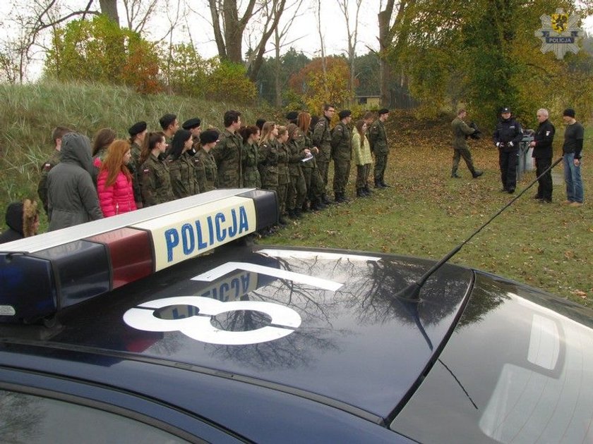 Uczniowie z klasy mundurowej liceum w Lęborku mieli zajęcia na wojskowej strzelnicy