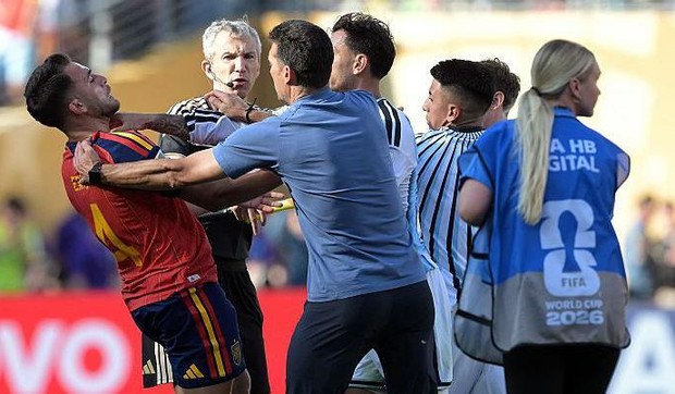 Argentinski fudbaler Leandro Paredes napao je španskog igrača Erika Garsiju posle finala Svetskog prvenstva | Foto: Getty Images