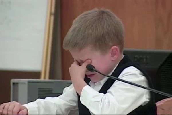 Dečak (7) zaplakao kao kiša pred sudijom, pa izustio samo jednu STRAVIČNU REČENICU koja je OTERALA NJEGOVU MAJKU NA DOŽIVOTNU ROBIJU: Kad su im policajci ušli u kuću, zatekli su HOROR