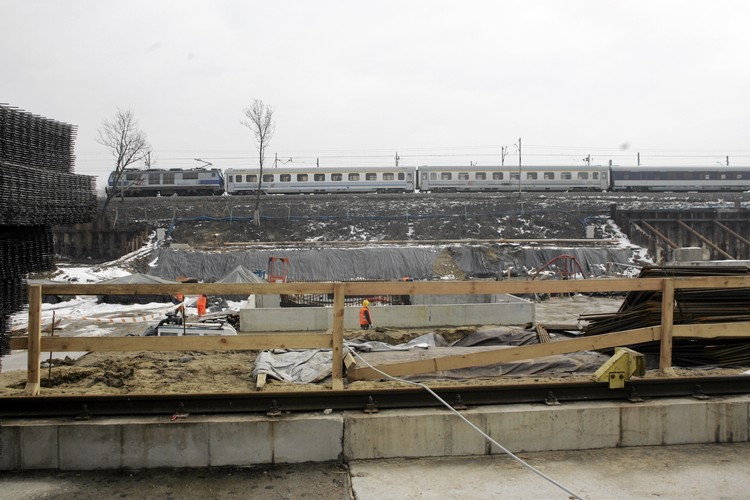 Centralny odcinek II linii metra składa się z siedmiu stacji - Rondo Daszyńskiego, Rondo ONZ, Świętokrzyska, Nowy Świat, Powiśle, Stadion i Dworzec Wileński. Stacją przesiadkową między liniami metra będzie Świętokrzyska. Nowy Świat ma być zlokalizowany 6 pięter pod ziemią, a tym samym będzie najgłębiej położoną stacją metra. Nie będzie jednak większego przystanku na II linii metra niż Stadion.
