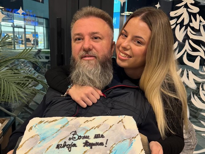 Otac Predrag Popović sa ćerkom 