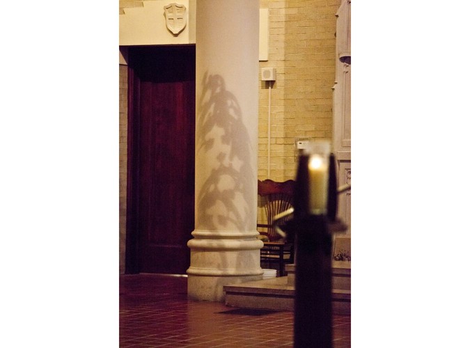 Jezus w cierniowej koronie na kolumnie kościoła w żeńskiej szkole