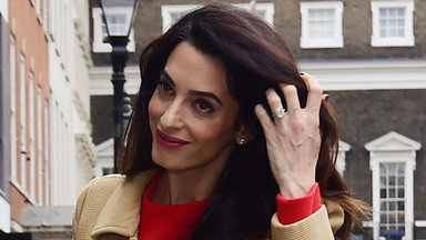 Amal Clooney w ciąży na spacerze. Sprytnie odwróciła uwagę od krągłości