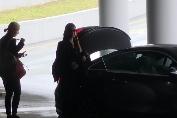 MARAMA NA GLAVI I TAMNE NAOČARE Sanja Marinković stigla iz Francuske u Beograd, evo u kakvom izdanju smo uhvatili voditeljku (VIDEO)