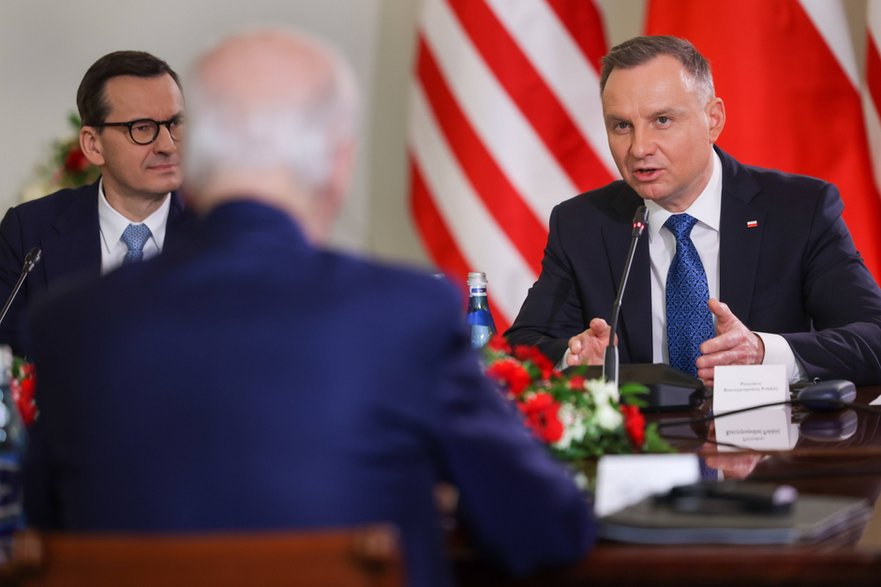 Mateusz Morawiecki i Andrzej Duda podczas spotkania z Joem Bidenem w Warszawie