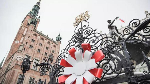 Zatrzęsienie pięknych kotylionów i kokard przygotowali wolontariusze z gdańskich klubów seniora Motława ze Śródmieścia