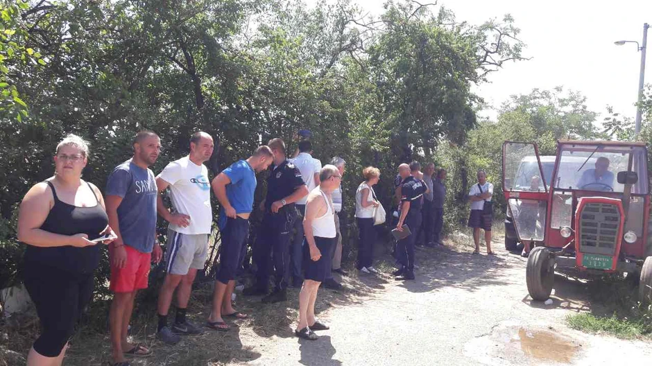 Komšije su telima pokušali da spreče rušenje