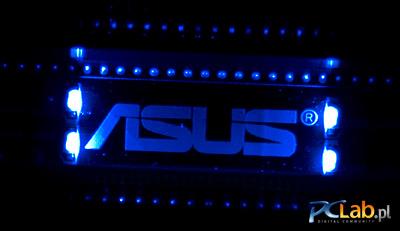 Podświetlone logo ASUS-a (jednak dizajnerski ascetyzm też ma swoje granice)