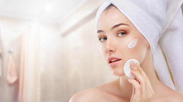 Napi kétszer, egy
vattakorong és valamilyen arctisztító 
segítségével mossuk le alaposan a bőrünket /Fotó: Shutterstock
