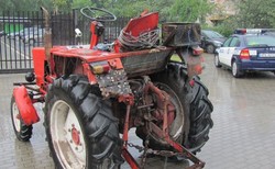 Wjechał ciągnikiem do sklepu, siekierą zniszczył wystawę, a potem staranował bramę komendy policji. Trafił do szpitala