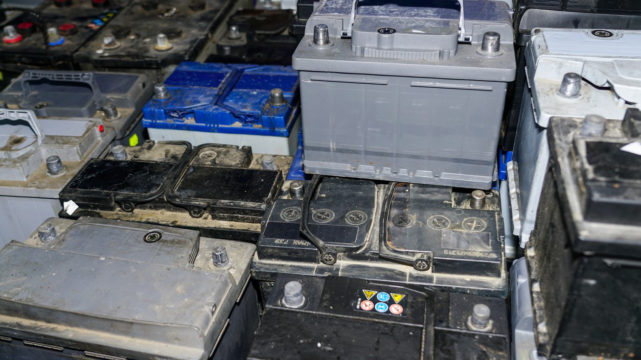 Stará autobatéria je nebezpečný odpad. Nikdy ju nevyhadzujte do bežného odpadu.