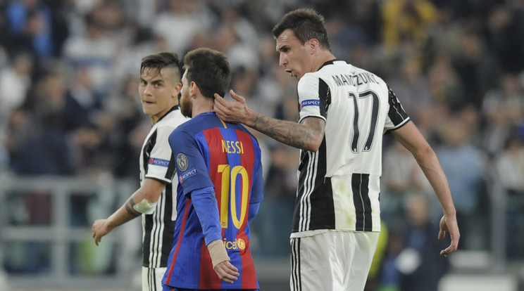 Mario Mandzukic (jobbra) és
a két gólt szerző Paulo Dybala
(elöl) vigasztalja a barcelonás
Lionel Messit a 3-0-s első meccsen /Fotó: AFP