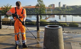 Zarząd Oczyszczania Miasta myje 5 tys. śmietników w Warszawie. Akcja obejmuje najbardziej uczęszczane miejsca