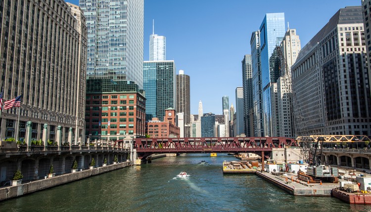 Żołnierze z Teksasu u bram Chicago. Lokalne władze mówią o inwazji" Trumpa