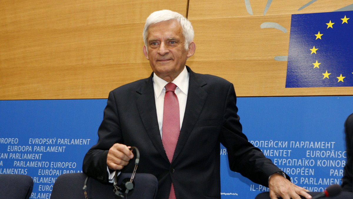 Jerzy Buzek, nowy przewodniczący Parlamentu Europejskiego, skomentował swoje dwa "zaskakujące" oświadczania na temat działania, które zamierza podjąć na rzecz praw kobiet i związków partnerskich.