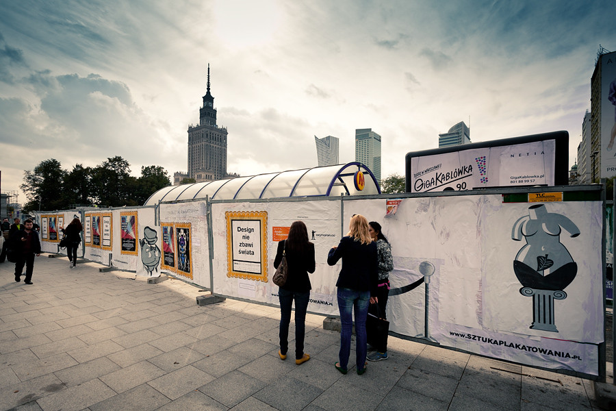 Galeria plakatu na płocie. Nietypowa akcja artystyczna w stolicy