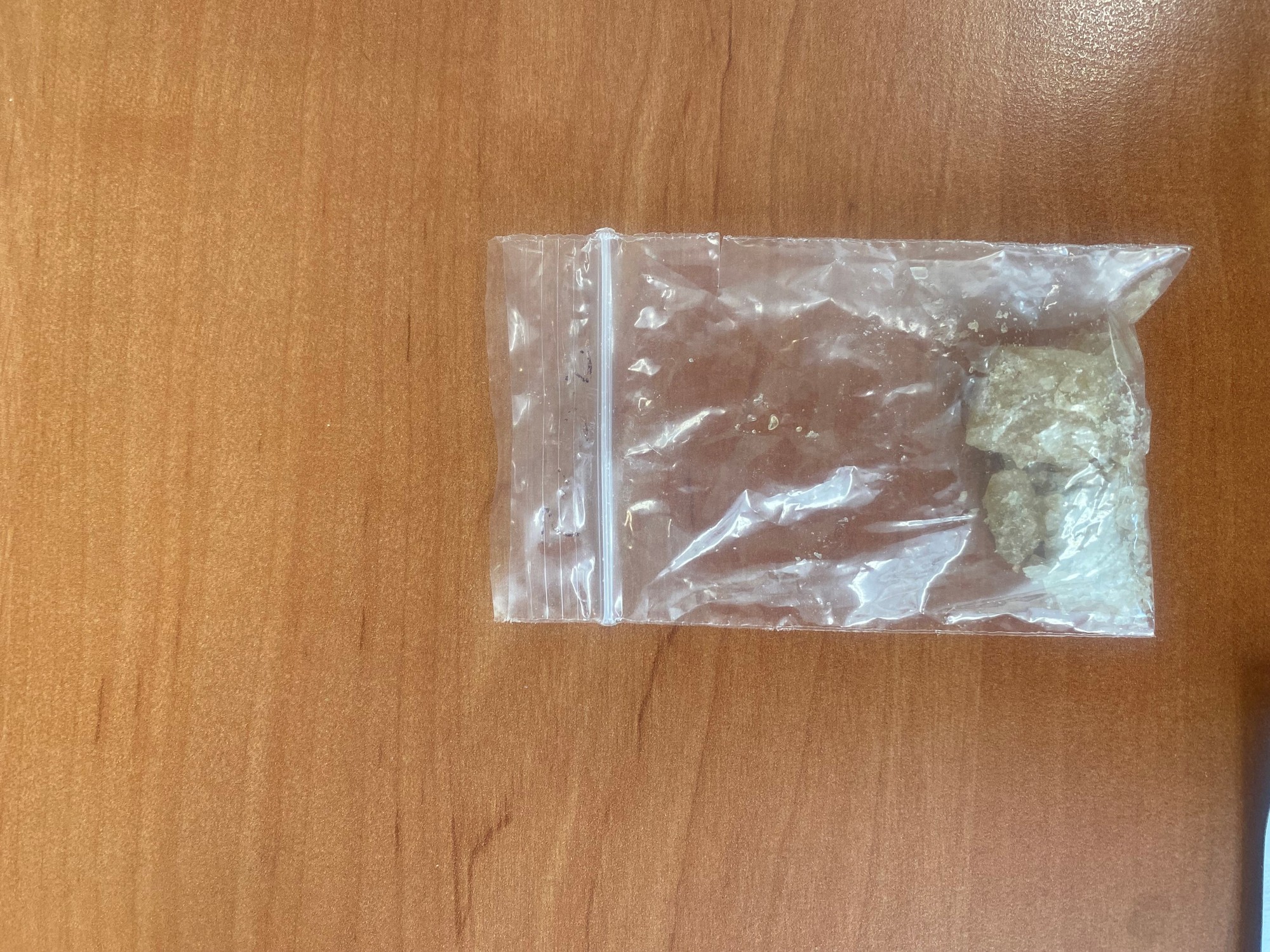 Policajti zaistili drogy v poštových zásilelkach.