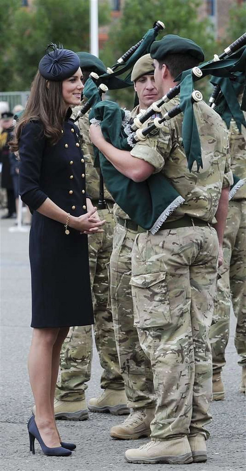 Kate założyła seksowny mundurek. FOTY